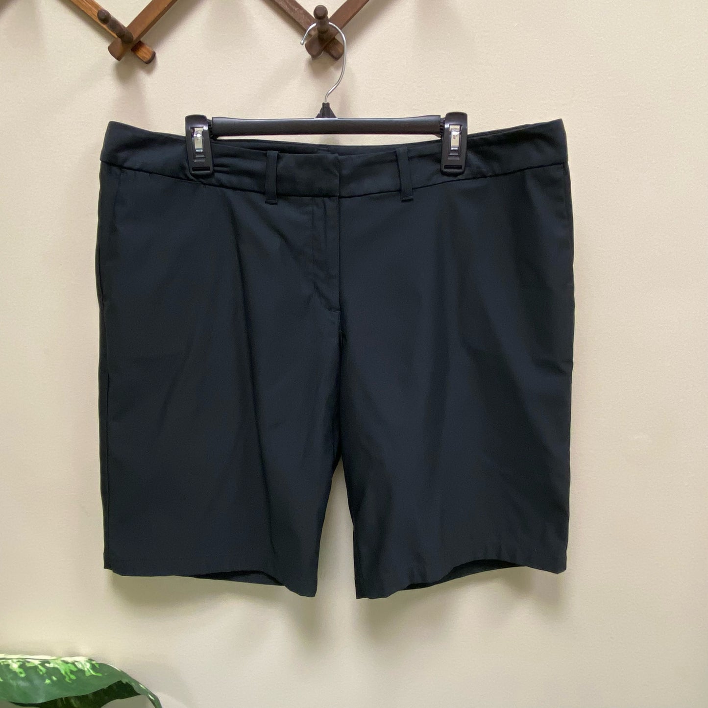Nike Dri-Fit Women's UV 11" Bermuda Golf Shorts - Size 16