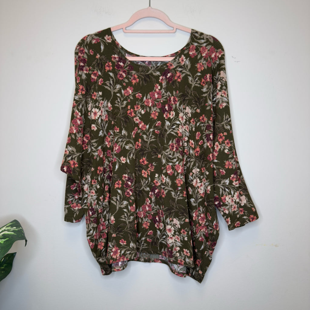 Kim & Cami Ribbed Floral Top - Size 2X