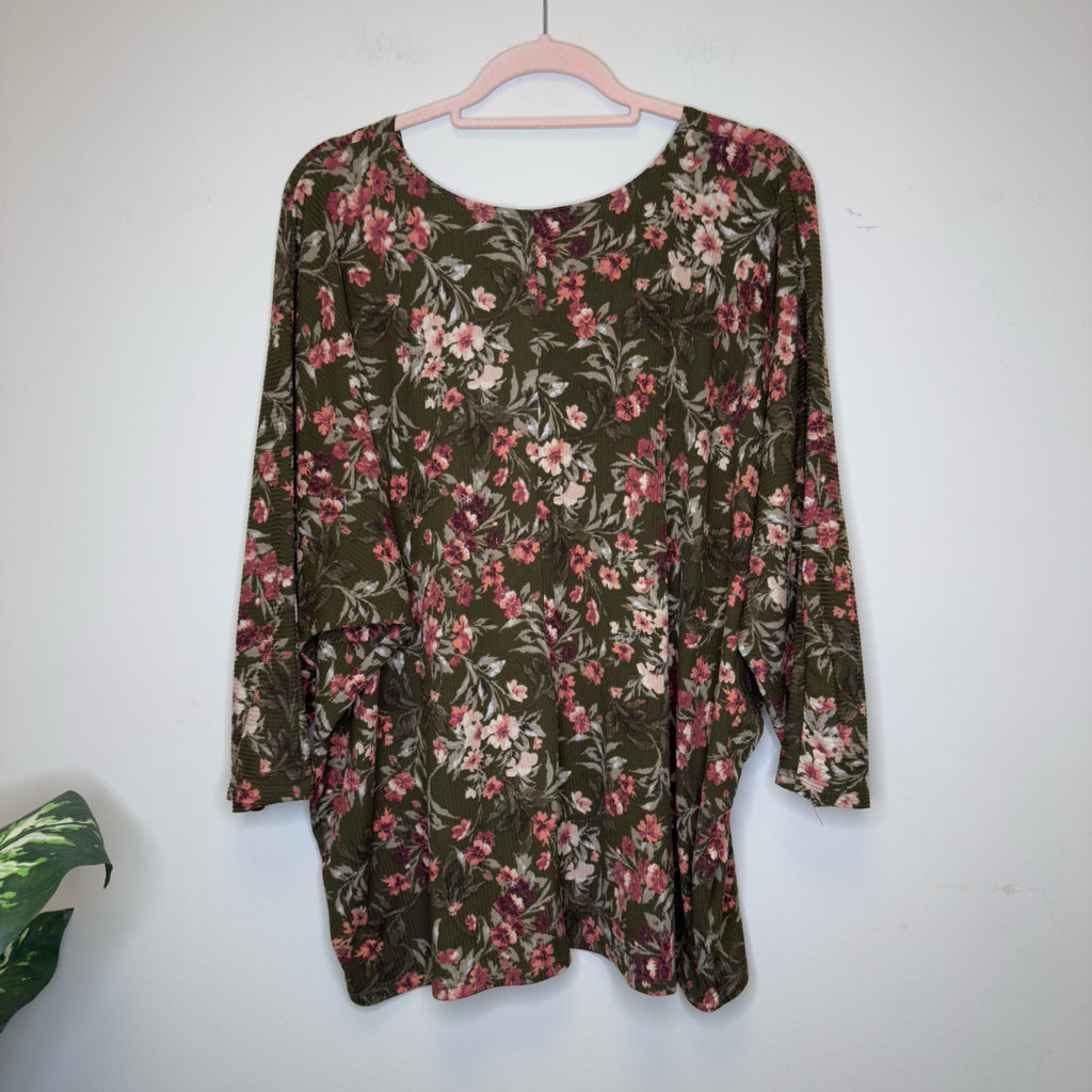 Kim & Cami Ribbed Floral Top - Size 2X