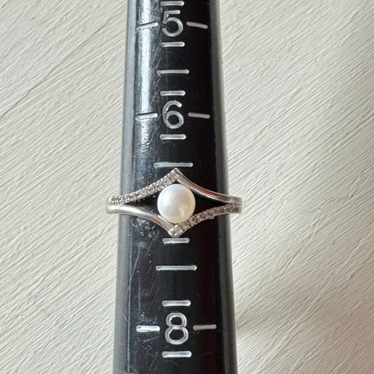 Pearl V-Shape Ring - Size 8