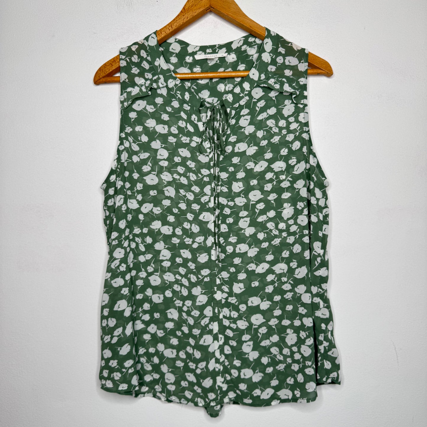 Fun 2 Fun Sleeveless Top - Size XL