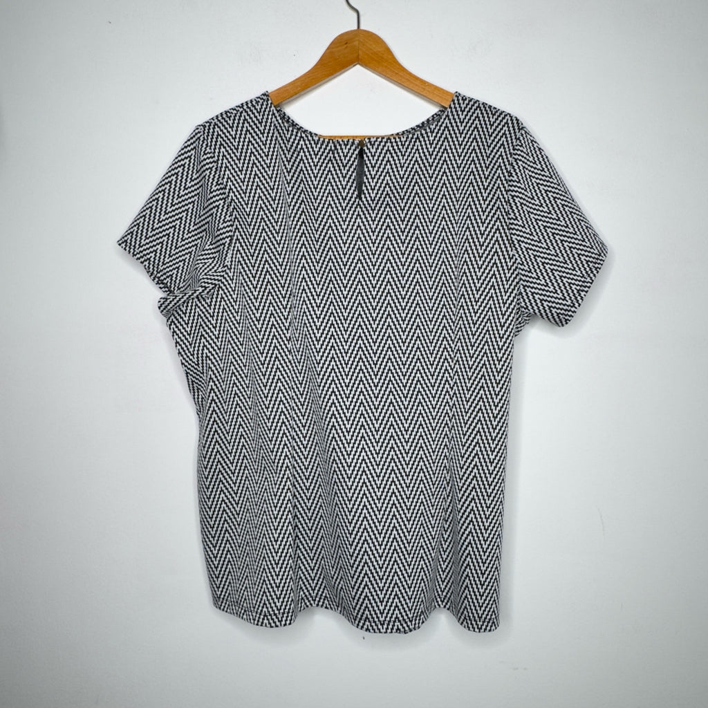 Liz Claiborne Career Chevron Print Top - Size 2X